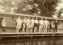 811671 Groepsportret van een aantal zwemmers in het zwembad van de N.V. Utrechtsche Open Zwem- en Badinrichting aan den ...